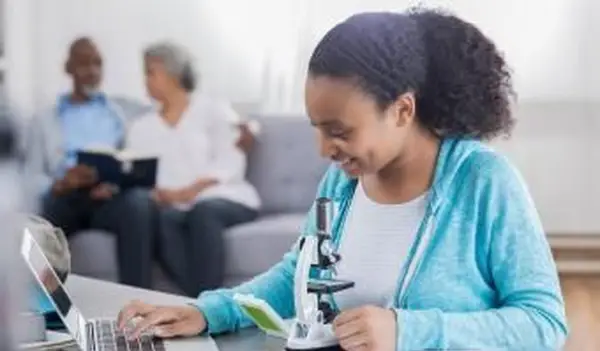 מציאת עזרה חינם בכימיה בתיכון