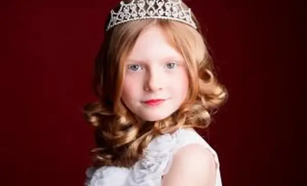 미인 대회에 대 한 옷을 입고 어린 소녀