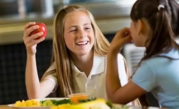 בנות חטיבת ביניים בארוחת הצהריים