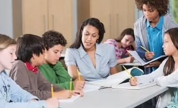 תלמידי חטיבות הביניים רושמים הערות