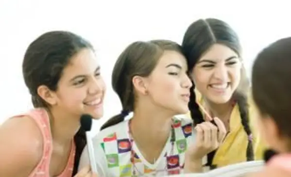 בין ילדות הדובשות במראה