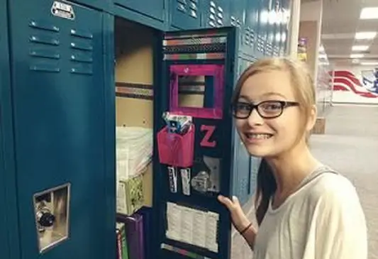 ロッカーの装飾に磁気クリップを使用する