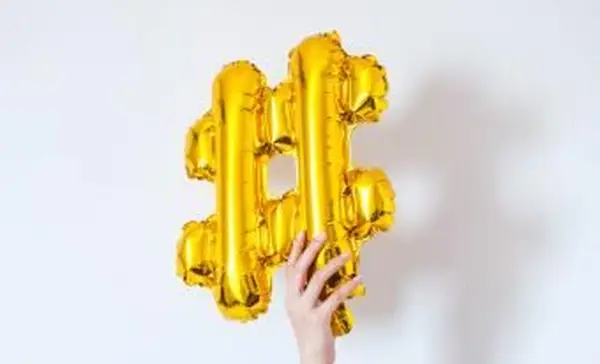 Main tenant un hashtag ballon d'or