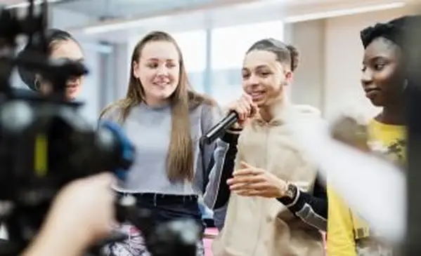 Un adolescent militant filmé