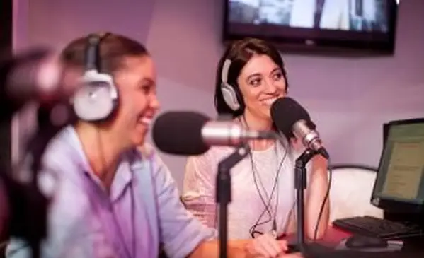 Femmes faisant un podcast