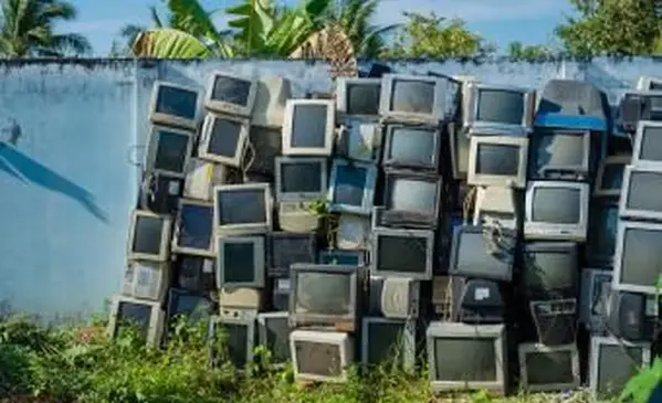 Pile de vieux téléviseurs