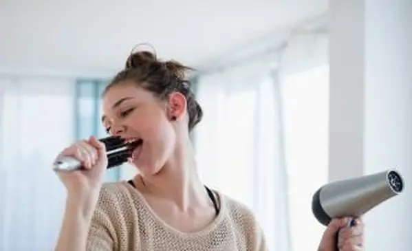 Fille chantant dans la brosse