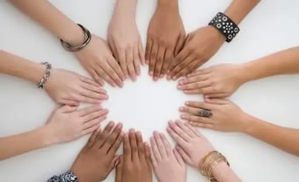 Groupe diversifié de mains en cercle