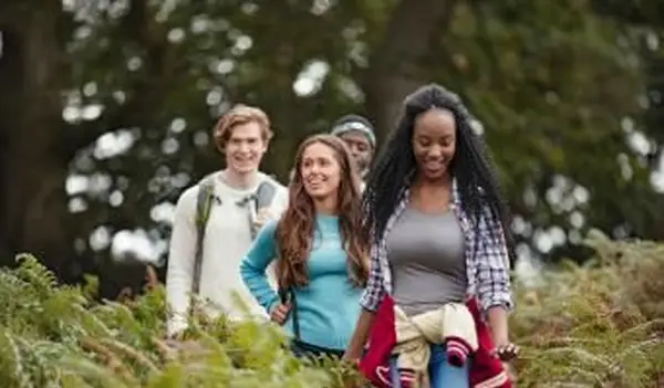 함께 하이킹하는 청소년