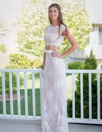 彼女のプロムデートを待っている若い女性