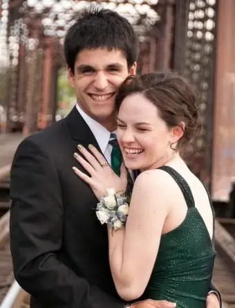 ウエディング写真を撮りながら笑っているカップル