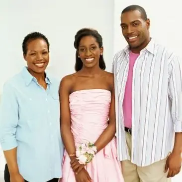 プロムの前に笑っている10代の少女