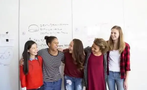 Comment les pairs influencent la performance académique