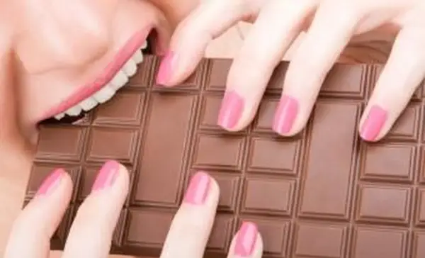 https://cf.ltkcdn.net/teens/images/slide/166048-849x565-girl-biting-chocolate.webp