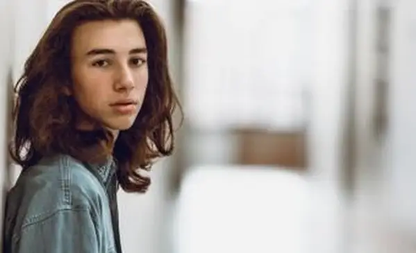 https://cf.ltkcdn.net/teens/images/slide/221300-704x469-Guys-With-Long-Hair.webp