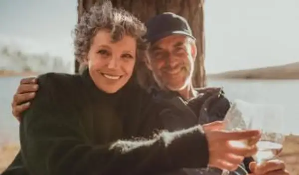 캠핑을 즐기는 커플