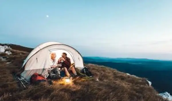 커플을위한 캠핑 아이디어 및 활동