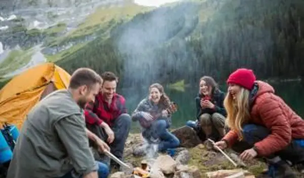 10 jeux et activités de camping en groupe pour adultes