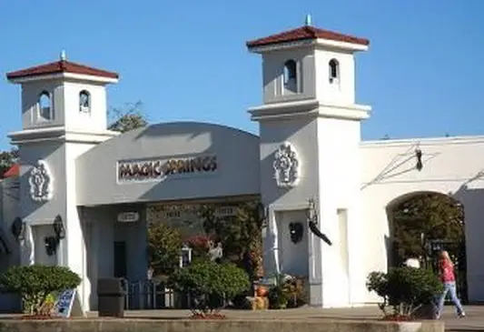 アーカンソー州のマジックスプリングスへの旅行を計画する