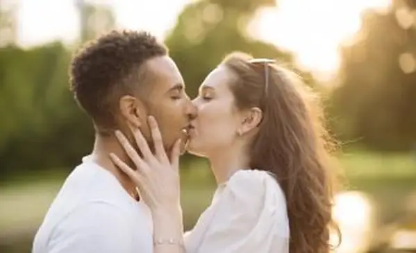 4 francuskie klipy wideo z demonstracją całowania