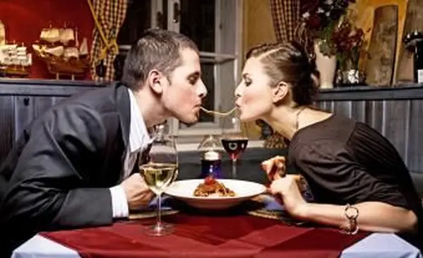 12 maneiras absurdamente divertidas de beijar