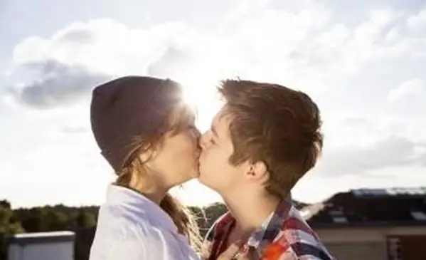 Lo que necesita saber sobre los primeros besos