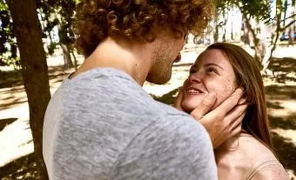 Heureux jeune couple amoureux en forêt
