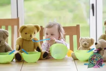 Batole si hraje s hračkami v době jídla