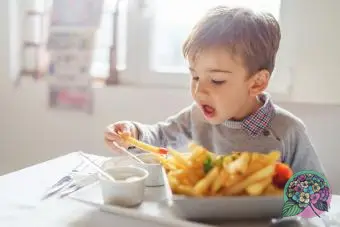 Když vaše batole nebude jíst nic jiného než svačiny: 10 způsobů, jak změnit jeho melodii