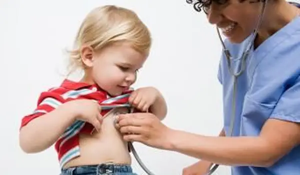 Qué hacer cuando un niño pequeño se queja de dolor de espalda