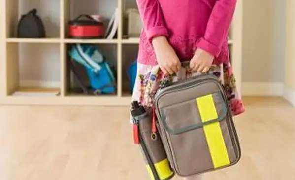 バックパックを保持している女の子