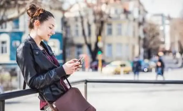 通りに立っている女性