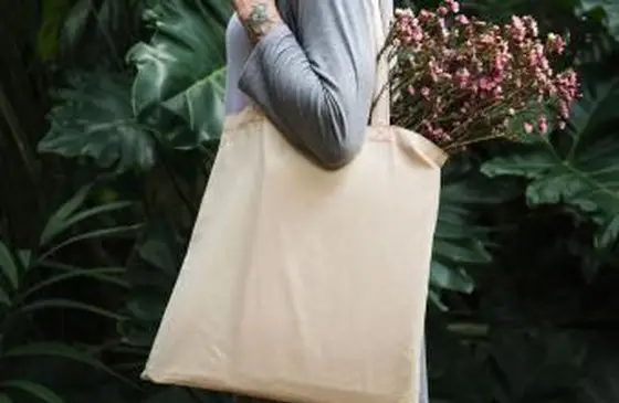 אישה עם תיק קניות מעבר לכתף