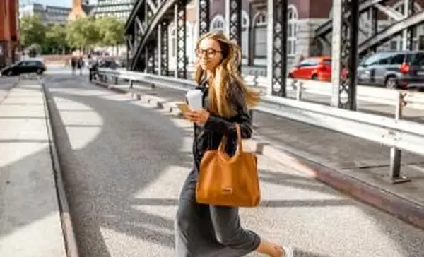 אישה מנהלת שליחויות עם תיק עור