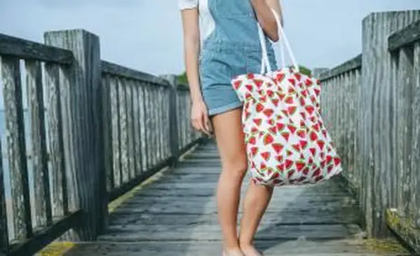 ילדה עם תיק חוף בדוגמת אבטיח