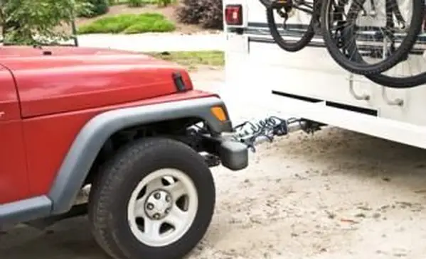 Um guia para determinar se seu carro pode ser rebocado atrás de um trailer