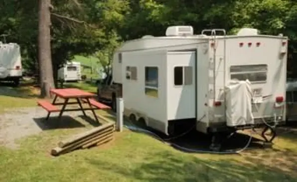 Consejos para mantener limpio el tanque de retención de agua dulce de su RV como un silbato