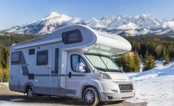 冬のキャンプ用に作られたRVとそれらを見つける場所