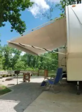 Jak naprawić markizy do kamperów: walka z łzami lub dziurami