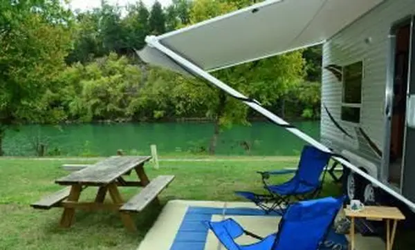 כיצד להתקין סוכך קרוואנים בעצמך