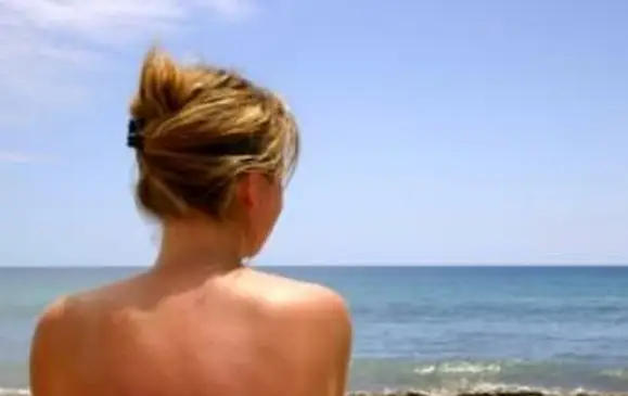 Férias em topless na praia