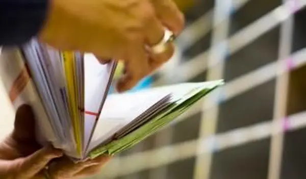 Mani che sfogliano la posta