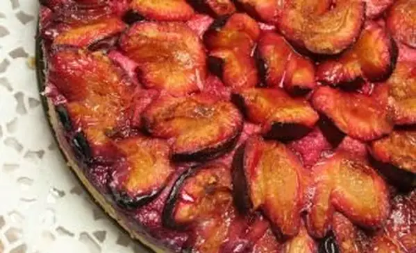 crostata di prugne al forno su un piatto