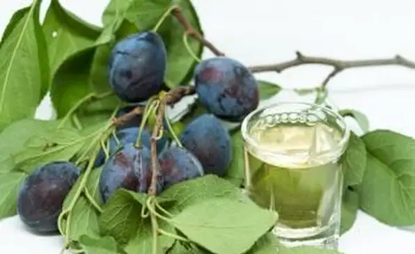 Prugne con bicchiere di brandy di prugne