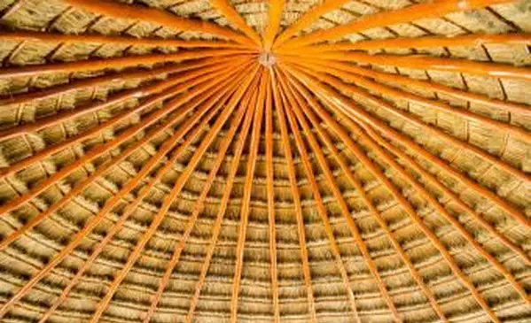 Croce di legno su foglie di palma