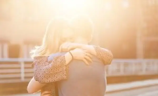 para przytulająca się w słońcu