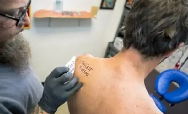 Auftragen von Tattoo-Schablonen