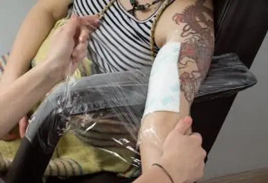 Tattoo-Kundin einpacken