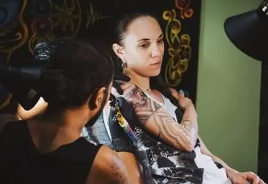 문신 예술가 문신 만들기