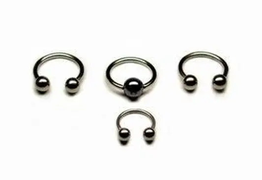 טבעת חרוז שבויה מוקפת משקולות מעוקלים